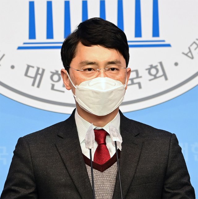 김병욱 의원이 성폭행 의혹에 대해 8일 “허위사실 유포에 대해 고소하겠다”며 기자회견을 하고 있다. 뉴시스