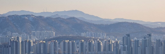서울 남산에서 바라본 시내 아파트의 모습. <연합뉴스>