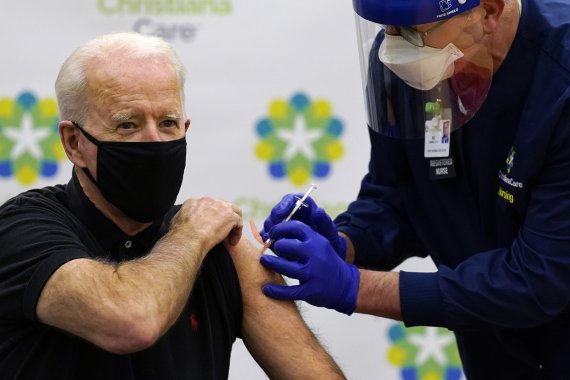 조 바이든 미국 대통령 당선인이 11일(현지시간) 미국 델라웨어주의 한 병원에서 화이자의 코로나19 백신 2차 접종을 하고 있다. 바이든은 지난달 21일에 코로나 백신 1차 접종을 공개적으로 했었다. /사진=AP뉴시스