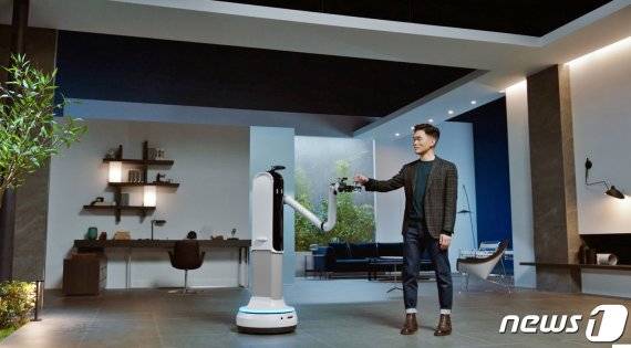 삼성전자는 11일(현지시간) 개막한 세계 최대 전자 전시회 ‘CES 2021’에 참가해 ‘삼성 프레스컨퍼런스’를 개최했다. 온라인으로 진행된 프레스컨퍼런스에서 ‘모두를 위한 보다 나은 일상(Better Normal for All)’이라는 주제로 혁신 제품과 지속 가능한 미래를 위한 비전을 공유했다. 삼성전자 승현준 사장이 '삼성봇 핸디'와 물컵을 주고 받는 시연을 하고 있다. / 사진=뉴스1