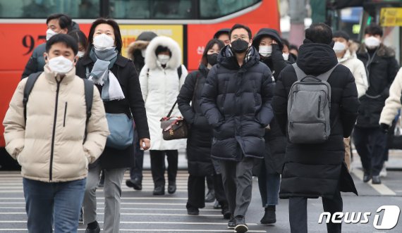 서울 최저기온이 영하 10도까지 떨어지며 북극한파가 이어지는 가운데 지난 11일 서울 종로구 광화문 네거리에서 두터운 옷차림을 한 시민들이 출근을 하고 있다. 뉴스1 제공