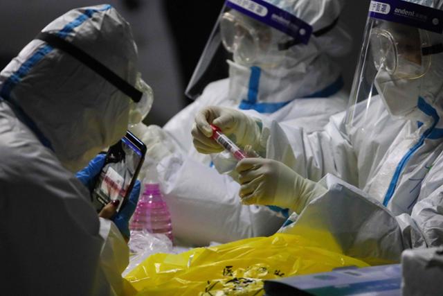 중국 허베이성 스자좡에서 12일 의료진이 코로나19 검체를 채취해 감염 여부를 가리고 있다. 스자좡=AFP 연합뉴스