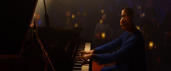 조가 피아노를 연주하는 장면은 이번 작품의 재즈음악에 참여한 뮤지션 존 바티스트의 실제 연주 영상을 참고했다. [사진 월트디즈니컴퍼니 코리아]