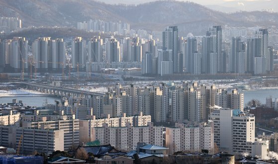 서울 남산에서 바라본 시내 아파트의 모습. ［연합뉴스］