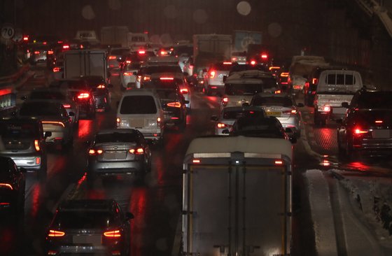 많은 눈이 내린 12일 서울 마포대교 인근 강변북로 일산 방향이 퇴근길 차량으로 정체를 빚고 있다. 연합뉴스
