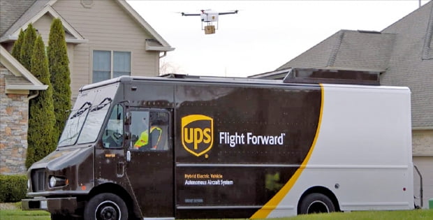 버라이즌은 배송업체 UPS, 스카이워드와 함께 5G 기술을 활용한 드론택배 서비스를 시험 중이라고 소개했다.