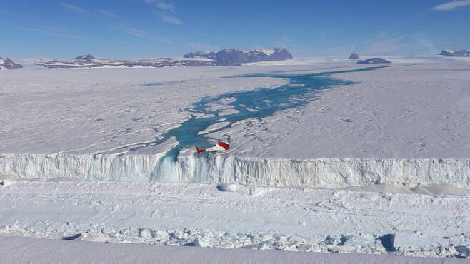 남극 장보고과학기지 인근 난센 빙붕. 기후변화 영향으로 갈라진 빙붕의 표면에 쌓인 눈과 얼음이 녹으면서 바다로 흘러들어가고 있다. 위의 큰 사진은 남극 세종과학기지 전경. 극지연구소 제공