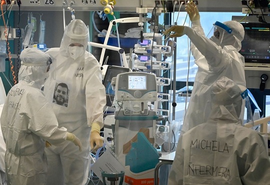 코로나19 중환자실의 이탈리아 의료진. AFP연합뉴스