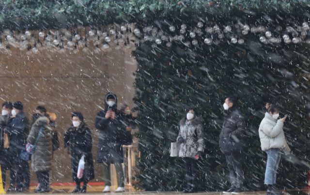 12일 오후 서울 시내 거리에 눈이 내리고 있다. 연합뉴스