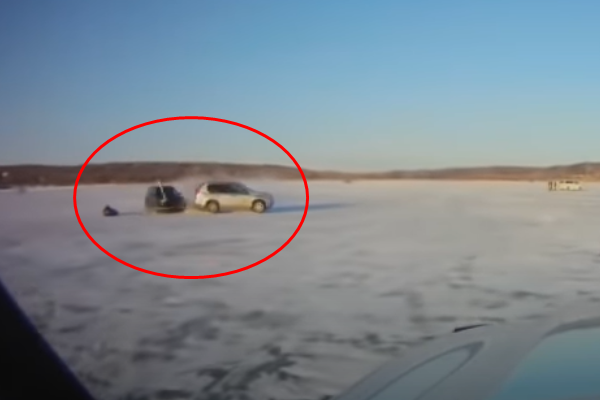 튜브 썰매가 승용차와 부딪히는 모습. 아무르주 지역 언론 'Amur life' 유튜브 동영상 캡처