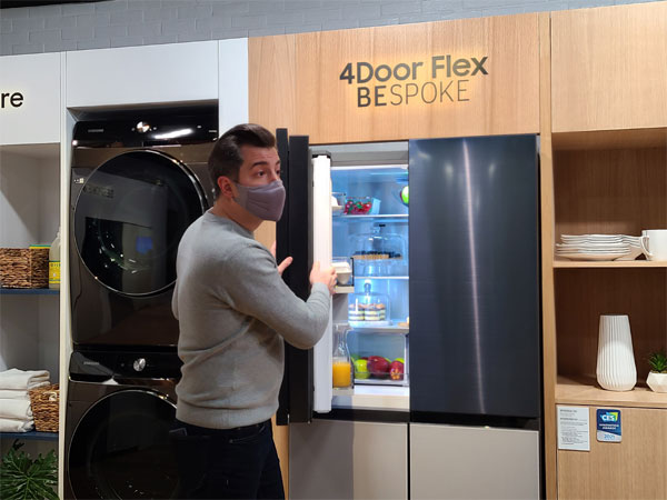 '푸드 AI' 기술이 적용된 패밀리허브 냉장고에 대해 삼성전자 미국법인 관계자가 설명하고 있는 모습 [뉴욕 = 박용범 특파원]