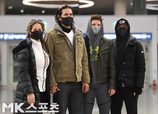 아내의 미열증상으로 공항에서 4시간 가량 격리된 후 입국장으로 들어선 수베로 감독(왼쪽에서 두 번째)과 그의 가족들.