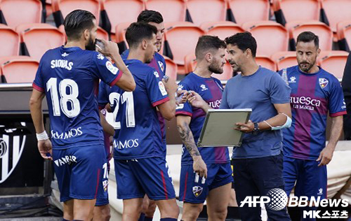 우에스카는 성적 부진을 이유로 미첼 산체스 감독(오른쪽에서 두 번째)을 해임했다. 사진=ⓒAFPBBNews = News1