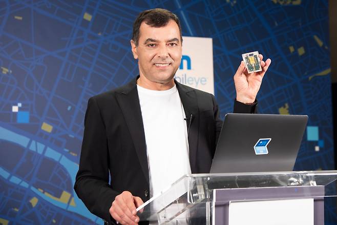 인텔 자회사 모빌아이의 암논 샤슈아 회장 겸 최고경영자가 EyeC 칩을 들고 있다. /사진=인텔