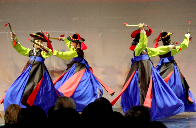 다양한 스토리를 품은 역동적 춤사위의 검무도 세계화 아이템 중 하나이다.