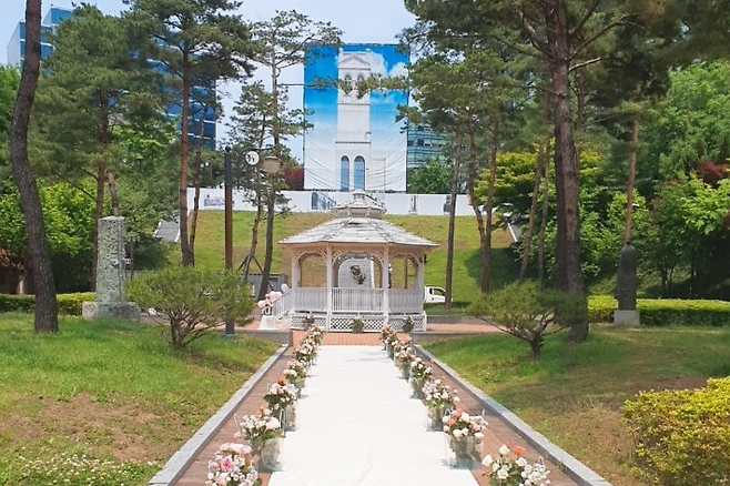 중구 정동근린공원 구 러시아공사관 앞 하얀정자. 중구 제공