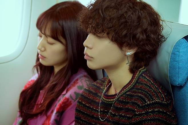 다운의 새 디지털 싱글 '자유비행' 뮤직비디오에는 배우 박신혜가 출연한다. 왼쪽부터 박신혜, 다운. KOZ엔터테인먼트 제공