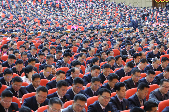 마스크를 쓰지 않고 8차 당 대회에 참가한 북한 대표자들의 모습. 뉴스1 제공