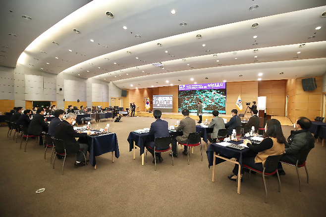 천안시청 대회의실에서 열린 스마트교통 정책토론회에서 참석자들이 토론을 벌이고 있다. 천안시 제공