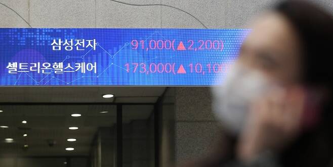 지난 11일 서울 영등포구 한국거래소 전광판에 삼성전자의 주가가 표시되고 있다. 뉴시스