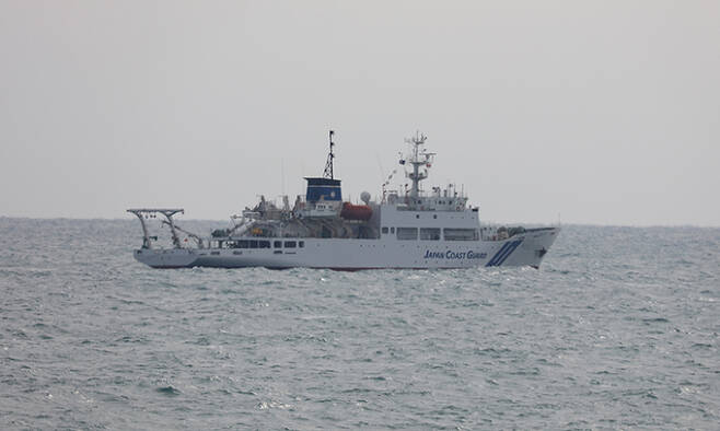 일본 해상보안청 측량선 쇼요호가 12일 제주 남쪽 해상에서 한국 해양경찰청 선박과 대치하고 있다. 쇼요호는 전날부터 한국측 배타적경제수역(EEZ)에서 사전 동의 없이 해양조사를 벌여 외교 문제로 비화했다. 뉴스1