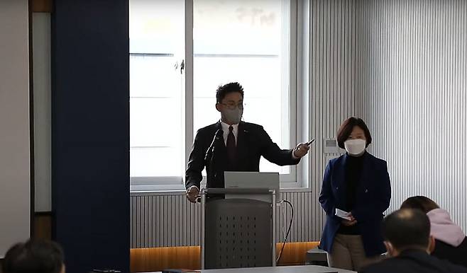 유재형 공동대표(왼쪽)와 이명희 공동대표가 간담회에서 주주들의 질의에 응답하고 있다.솔젠트 제공