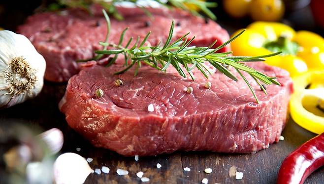 덜 익은 고기로부터 감염된 기생충이 뇌종양 위험을 높일 수 있다는 연구결과가 나왔다 사진=123rf.com