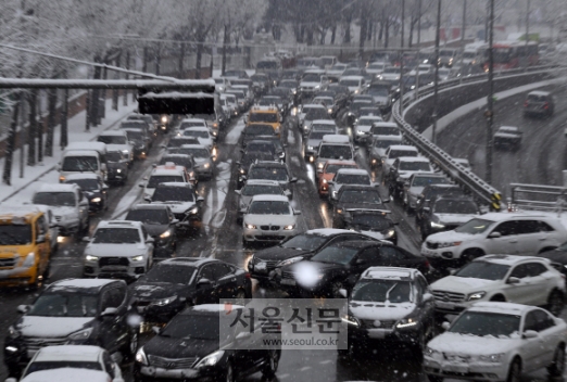 - 눈이 내린 12일 서울 동작구 이수 교차로 부근 차들이 정체돼 있다. 2021. 1. 12 박윤슬 기자 seul@seoul.co.kr