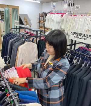 김소령 대표가 열린옷장 대여 공간에서 면접 정장을 살펴보고 있다.  /사진 제공=열린옷장