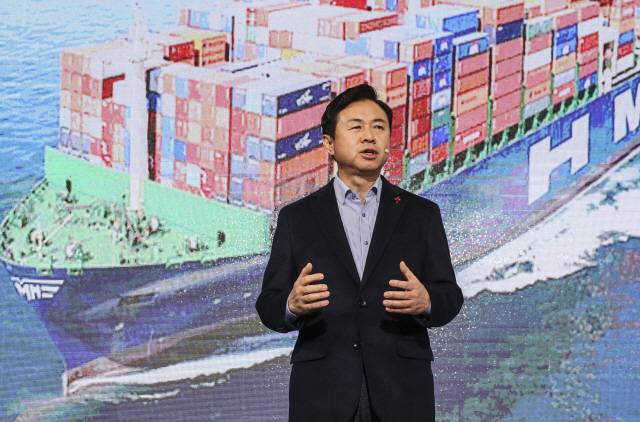 12일 부산 영도구의 복합문화공간인 무명일기에서 김영춘 전 국회 사무총장이 부산시장 보궐선거 출마 선언을 하고 있다./연합뉴스