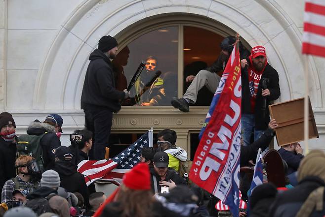 1월6일(현지 시각) 미국 워싱턴D.C. 의사당 건물에 도널드 트럼프 미국 대통령 지지자들이 난입하고 있다. ⓒ로이터=연합뉴스