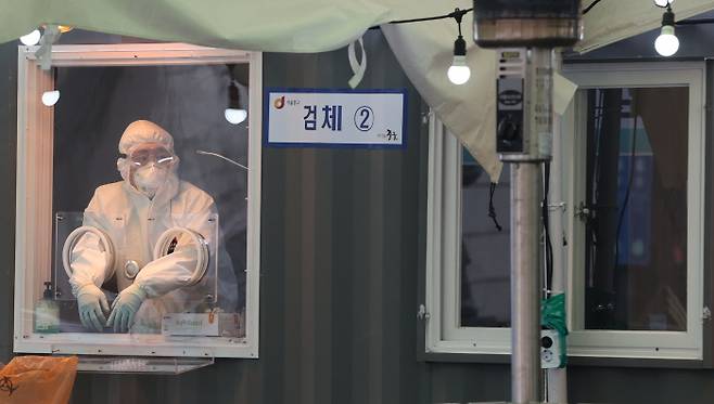 11일 서울역 광장에 마련된 코로나19 임시 선별검사소에서 의료진이 검체채취를 위해 대기해 있다. 연합뉴스