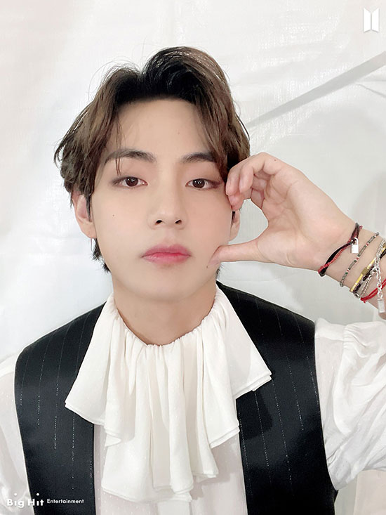 The chic ball heart pose of the group BTS (BTS) V (V) draws attention.On the 11th, Big Hit Entertainment official Naver Post posted an undisclosed photo of V.In the photo, V poses a ball heart in a place that looks like an outdoor stage waiting room, wearing a tuxedo costume and wearing several strap bracelets on his wrist.V made a chic look and pressed the ball with his thumb and stimulated his emotions.From Vs costume, it appears to be a picture taken at the stage Waiting Room of 2020 The Fact Music Awards (2020 THE FACT MUSIC AWARDS).At the 2020 The Fact Music Awards held on December 12, BTS won four awards, including Grand Prize, Artist of the Year (Joint Awards), TMA Popular Award, and Lisners Choice Award.Since 2018, I have also written a record of winning the awards for the third consecutive year.