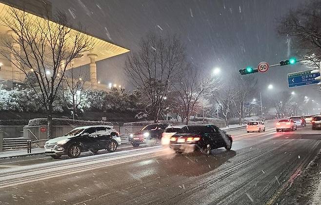 눈발 날리는 인천 시내 도로 촬영 최은지.