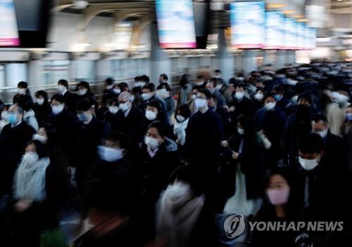 (도쿄 로이터=연합뉴스) 일본 수도권 일부 지역에 신종 코로나바이러스 감염증(코로나19) 긴급사태가 발효된 8일 직장인들이 도쿄 시나가와(品川)역에서 이동하고 있다.