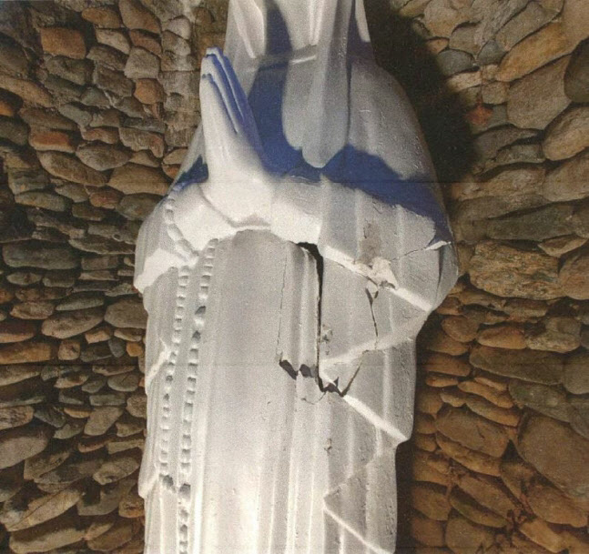 돌에 맞아 일부 파손된 부산 한 성당의 성모상 (사진=부산경찰청)