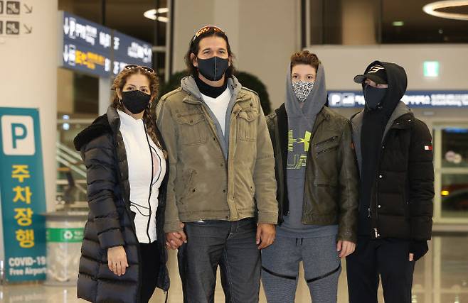 프로야구 한화 이글스의 신임 사령탑인 카를로스 수베로 감독이 11일 오후 인천국제공항 2터미널을 통해 입국한 뒤 포즈를 취하고 있다. 사진=연합뉴스