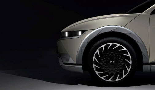 현대자동차가 전용 전기차 브랜드 아이오닉의 첫 번째 모델인 ‘아이오닉 5’의 외부 티저 이미지를 13일 최초로 공개했다. (사진=현대차)