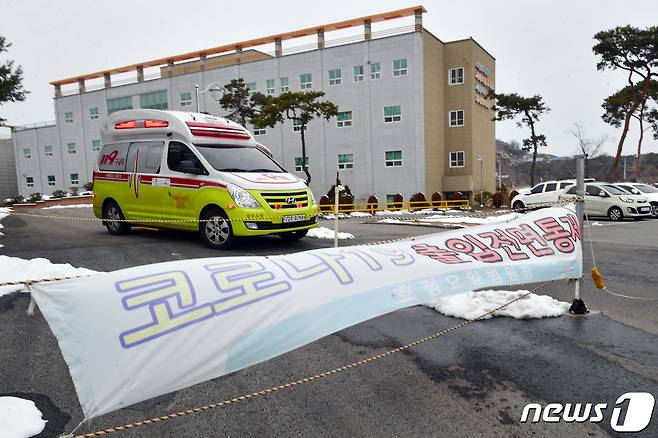 지난 3일 오후 광주 광산구 효정요양병원에서 방역당국 관계자들이 코로나19 확진자를 이송하고 있다. 2021.1.3 /뉴스1 © News1