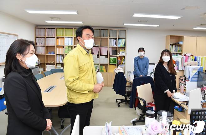 김상호 시장이 시 어린이급식관리지원센터를 찾아 직원들을 격려하고 있다.(하남시 제공) © News1
