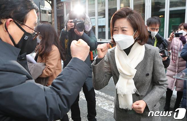 나경원 전 국민의힘 의원이 13일 오전 서울 용산구 이태원동 먹자골목 일대에서 서울시장 보궐선거 출마선언을 한 후 지지자들과 인사하고 있다. 나 전 의원은 신종 코로나바이러스 감염증(코로나19) 사태로 인한 소상공인 생계 문제와 서울의 경기침체 해결 의지를 강조하고자 이태원 먹자골목을 출마 장소로 택했다. 2021.1.13/뉴스1 © News1 국회사진취재단