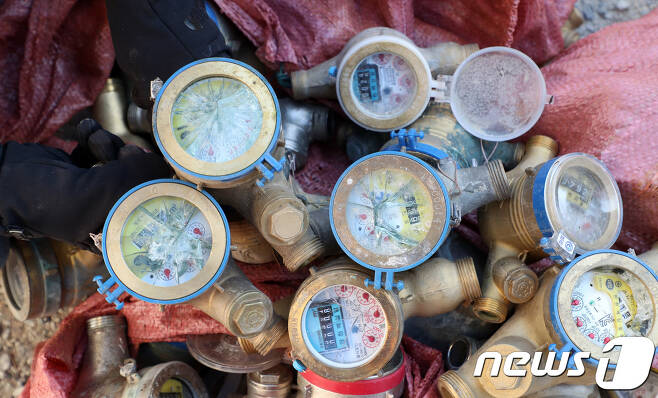 자료사진. 한파로 동파된 수도 계량기.© News1 오장환 기자