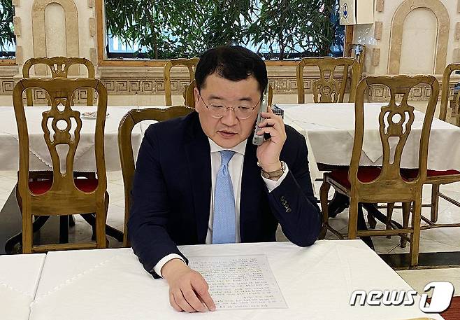 최종건 외교부 1차관이 억류 중인 한국케미호의 선장과 통화하고 있다. 최 차관은 선장과의 통화에서 억류된 우리 선원들을 위로하고, 선원들이 영사 조력을 받을 권리를 지속 보장하면서, 조속한 시일 내에 억류에서 해제될 수 있도록 최대한의 노력을 경주하겠다고 했다. (외교부 제공) 2021.1.13/뉴스1