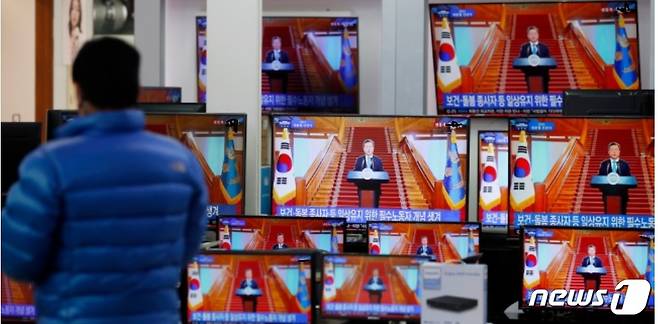지난 11일 서울 용산구 용산전자상가에서 한 시민이 문재인 대통령 신년사 발표 생중계를 지켜보고 있다. 이날 몇 몇 방송사는 수어통역을 제공했으나 그렇지 못한 곳도 있었다. © 뉴스1