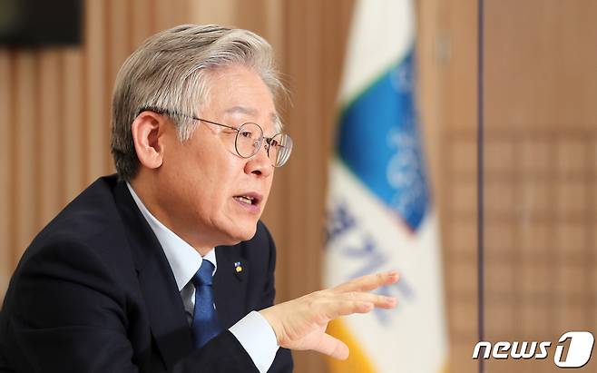 이재명 경기도지사가 지난 12월 21일 오후 경기도 수원시 팔달구 경기도청에서 뉴스1과 인터뷰를 하고 있다. 2020.12.21/뉴스1 © News1 조태형 기자