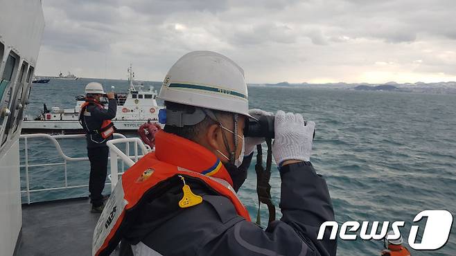 저인망어선 32명민호(39톤·한림선적) 전복사고가 발생한 지 나흘 째인 1일 오후 해경이 실종자를 수색하고 있다.(제주지방해양경찰청 제공)2021.1.1 /뉴스1