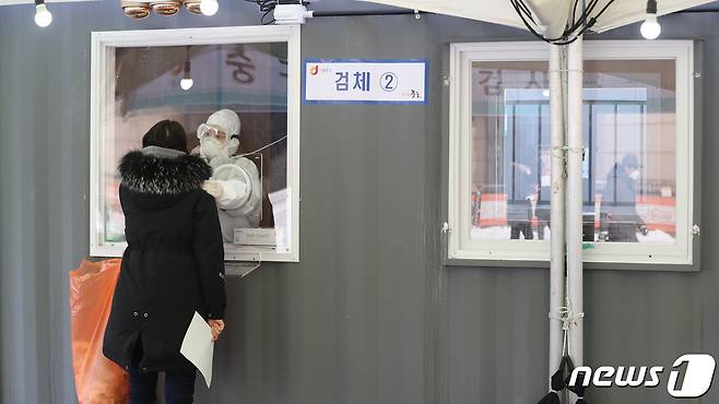 13일 서울역 광장에 마련된 임시선별진료소에서 의료진이 검체 채취를 하고 있다. 2021.1.13/뉴스1 © News1 이성철 기자