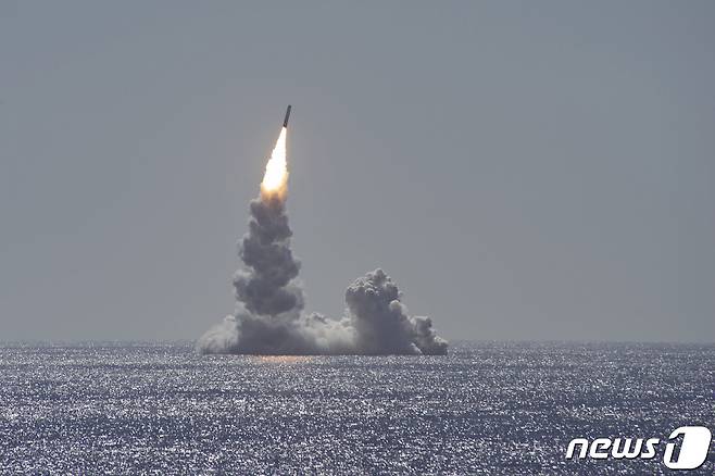 지난해 2월 12일(현지시간) 캘리포니아 샌디에이고 앞바다에서 오하이오급 전략핵잠수함 메인함이 잠수함발사탄도미사일(SLBM) ‘트라이던트2’를 시험발사 하고 있다. (미 해군태평양사령부 제공)2020.2.13/뉴스1
