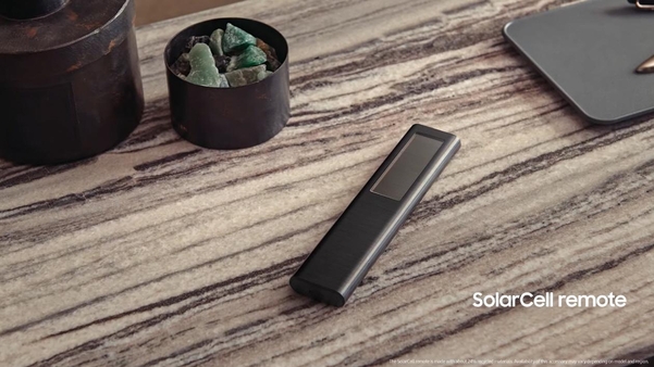 태양광으로 충전해 일회용 배터리 사용을 줄이는 삼성전자의 새 리모컨. /삼성전자 유튜브