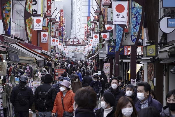 일본이 신종 코로나 바이러스 감염증(코로나19) 확산 방지를 위해 긴급사태를 선포한 가운데 지난 11일 도쿄 우에노의 전통시장이 쇼핑객으로 북적이고 있다. /AP연합뉴스